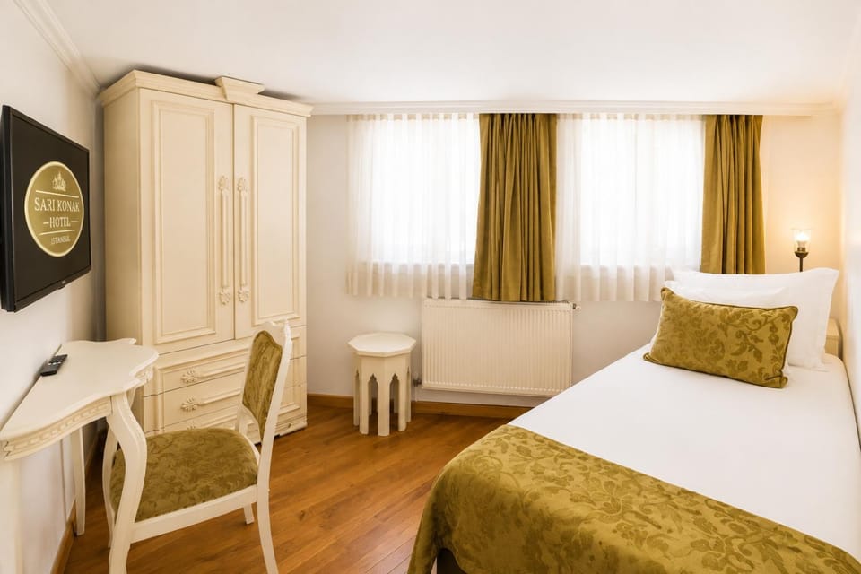 Bed, TV and multimedia, Bedroom, wardrobe