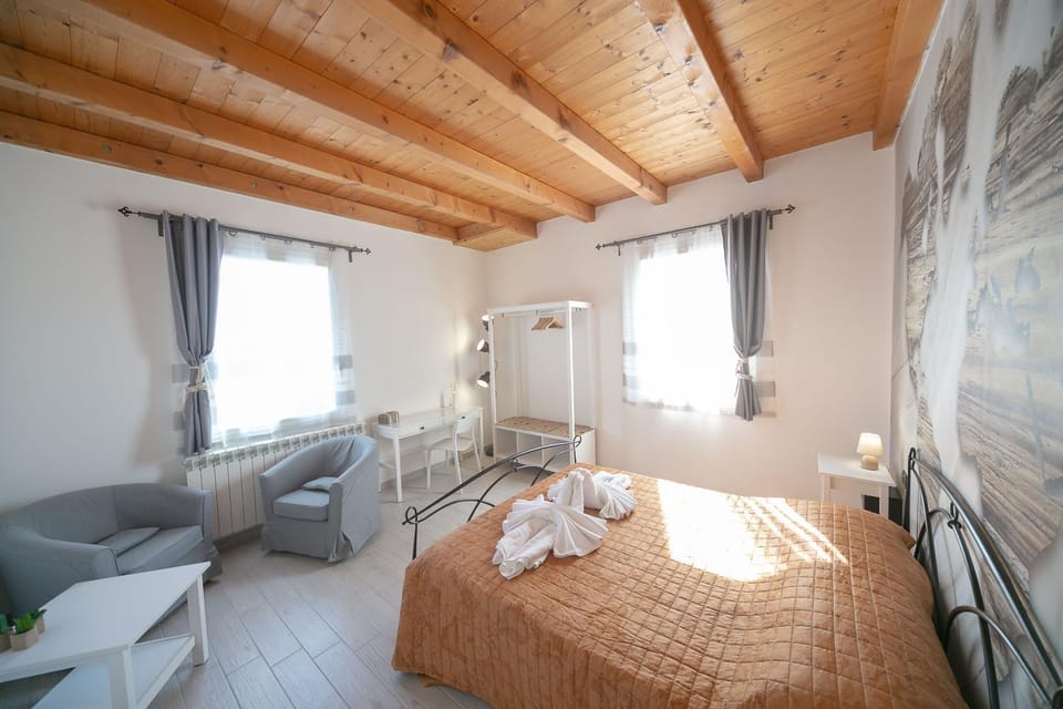 Photo of the whole room, Bedroom, towels