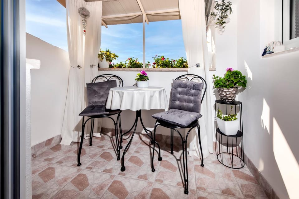 View (from property/room), Balcony/Terrace, City view, Sea view
