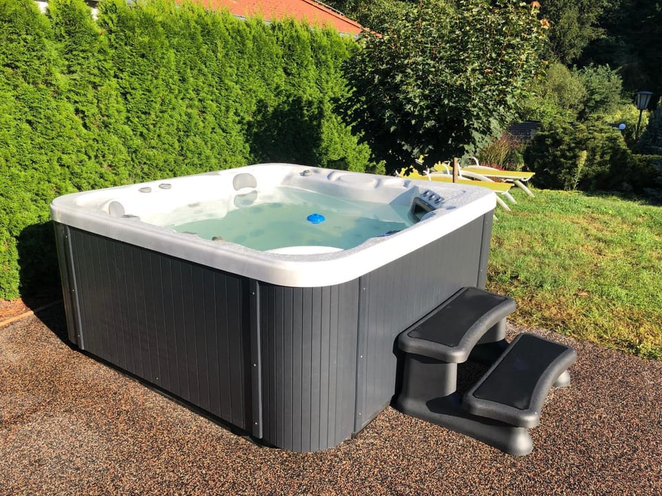 Hot Tub, Swimming pool