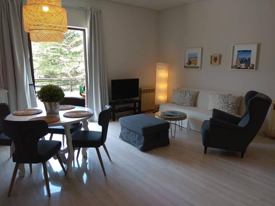 TV and multimedia, Living room, Seating area, Dining area