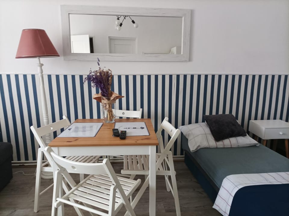 Bed, Photo of the whole room, Seating area