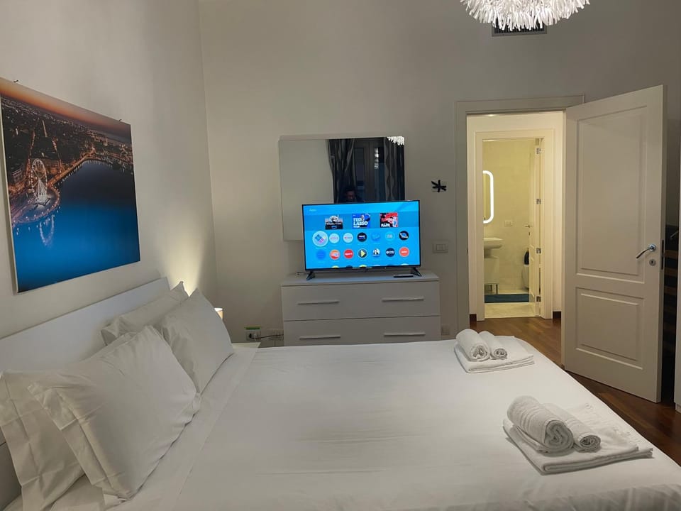 Bed, TV and multimedia, Photo of the whole room, Bedroom, towels