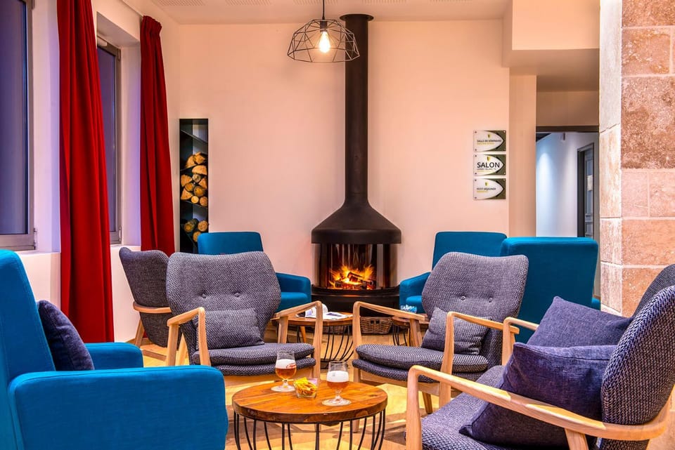 Day, Living room, Lobby or reception, Lounge or bar, Decorative detail, Decorative detail, Seating area, On site, Alcoholic drinks, Alcoholic drinks, fireplace