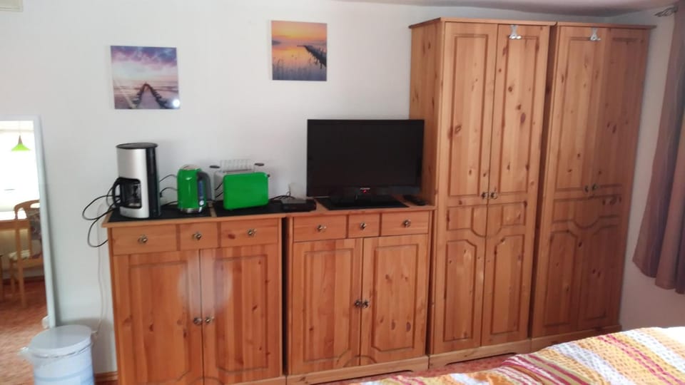 TV and multimedia, Coffee/tea facilities, Kitchen or kitchenette, Photo of the whole room, Decorative detail