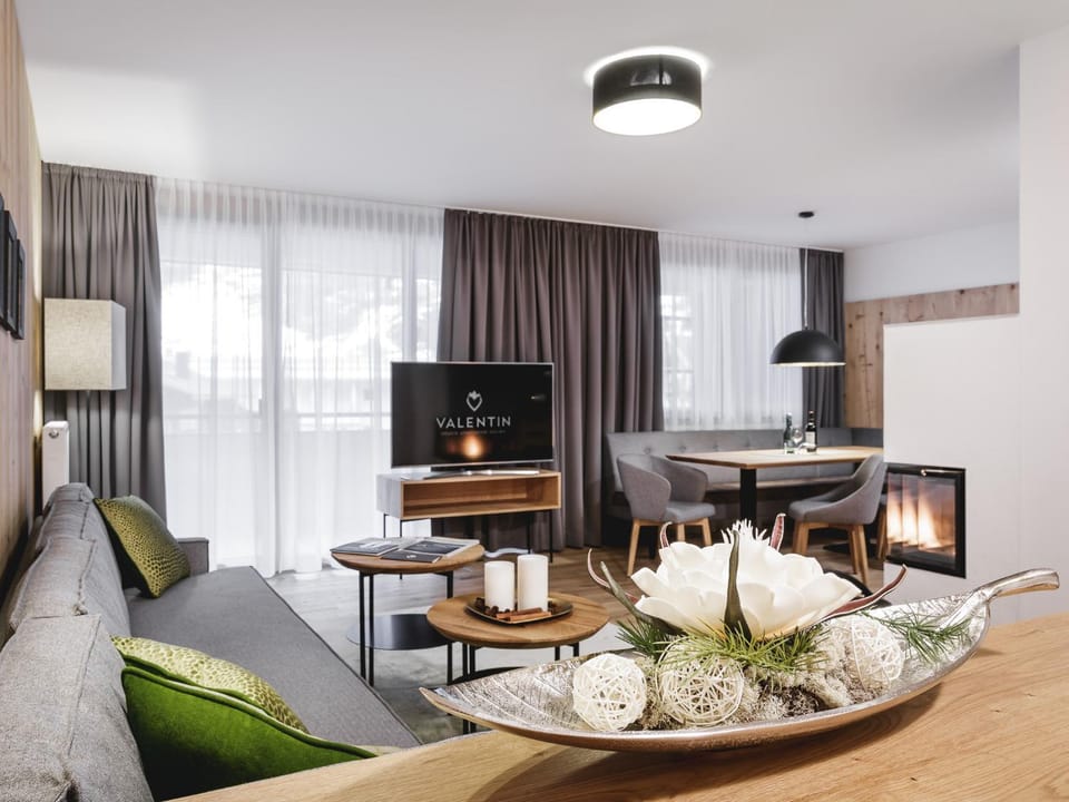 TV and multimedia, Seating area, Dining area