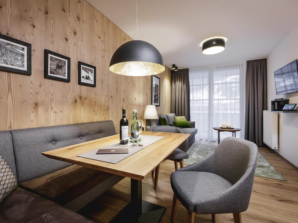 TV and multimedia, Living room, Seating area, Dining area