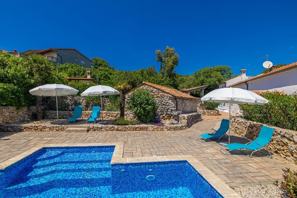 Swimming pool, sunbed