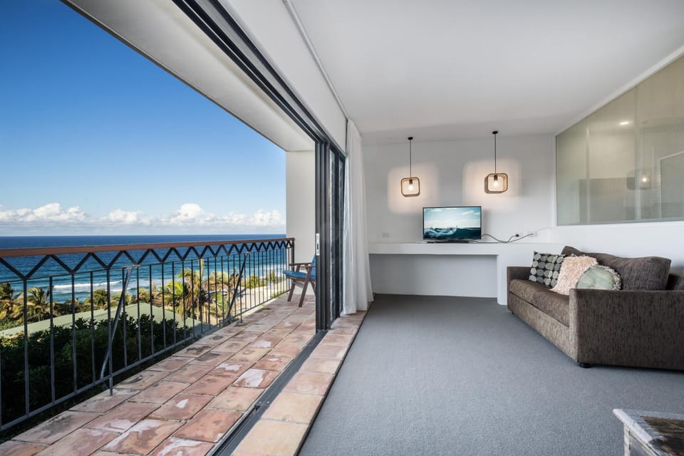 Tuscan inspired townhouse minutes from the beach Apartment in Noosa Heads
