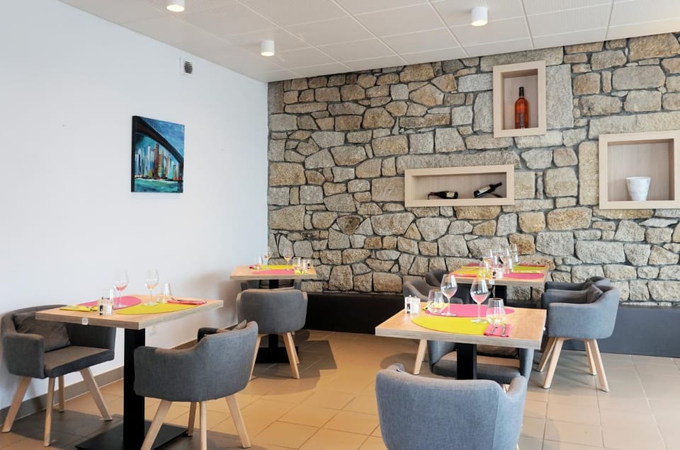 Logis Hôtel Le Confluent Hotel in Auvergne-Rhône-Alpes