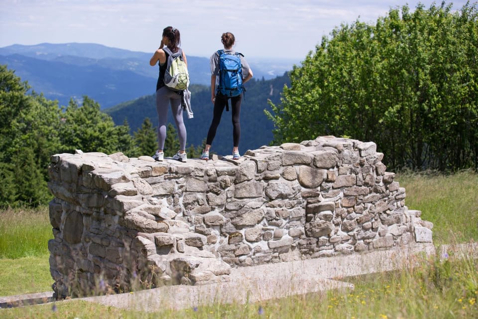 Nearby landmark, Day, People, Natural landscape, Landmark view, Mountain view, group of guests