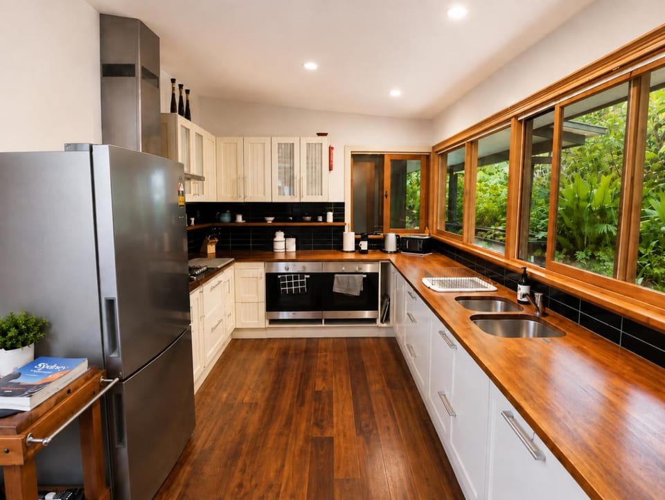 The Black Cockatoo - Secret Garden Treetops Home House in Katoomba