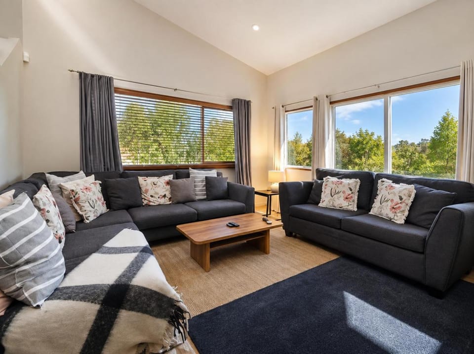 The Black Cockatoo - Secret Garden Treetops Home House in Katoomba