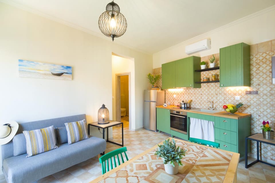 Kitchen or kitchenette, Seating area, Dining area