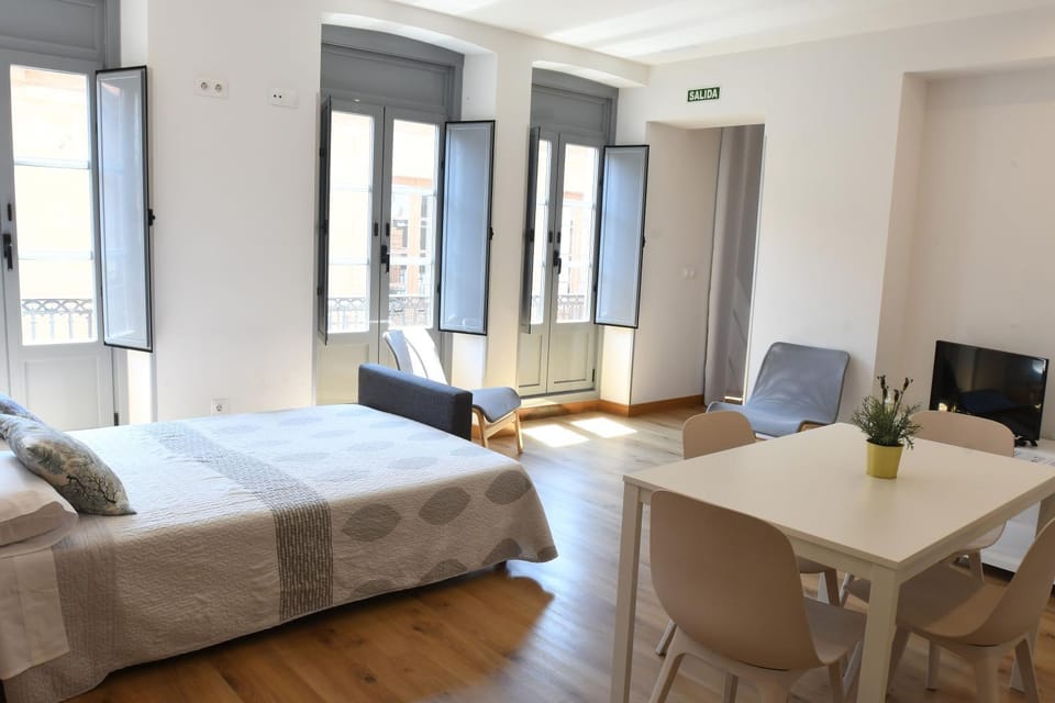 Bed, Kitchen or kitchenette, Dining area