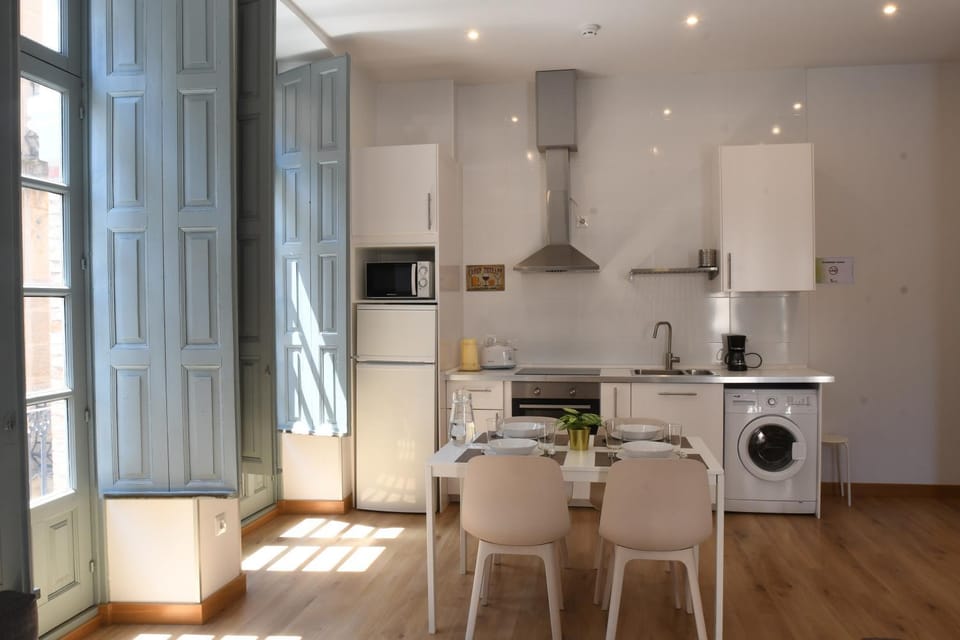 Kitchen or kitchenette, Dining area