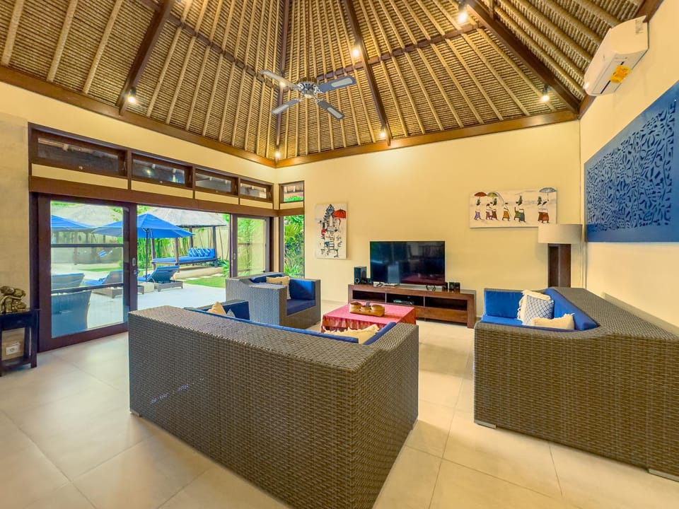 Communal lounge/ TV room, TV and multimedia, Living room, Seating area, Diving