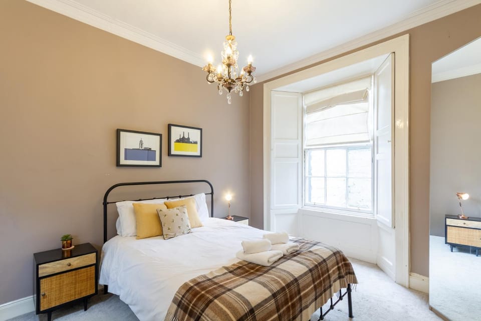 Beautifully Modernised New Town Home Apartment in Edinburgh
