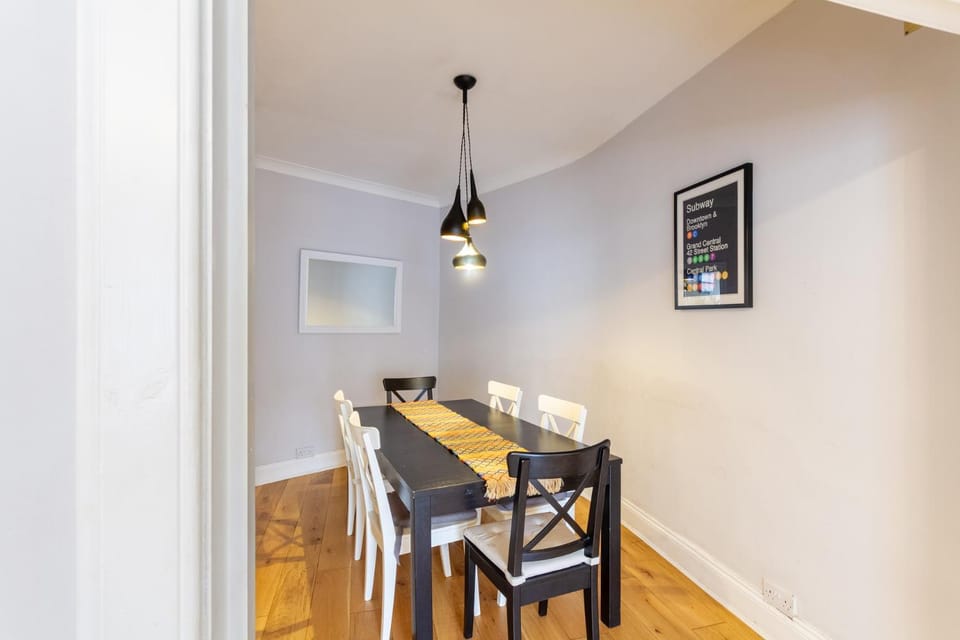 Beautifully Modernised New Town Home Apartment in Edinburgh
