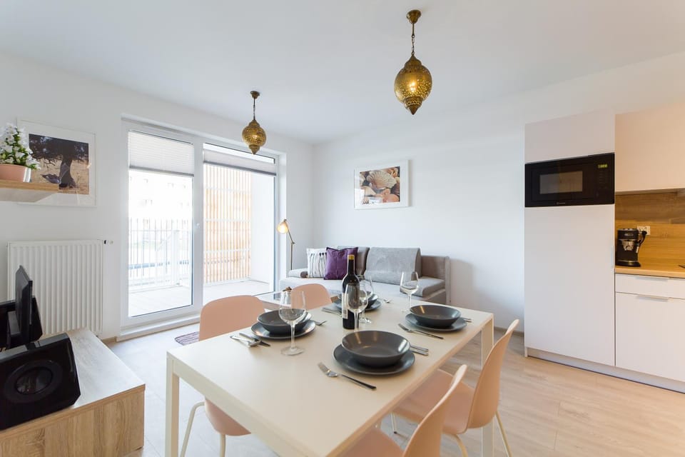 Living room, Food and drinks, Seating area, Food