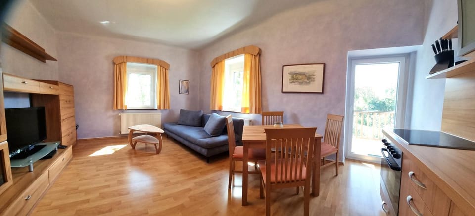 Communal lounge/ TV room, Kitchen or kitchenette, Living room