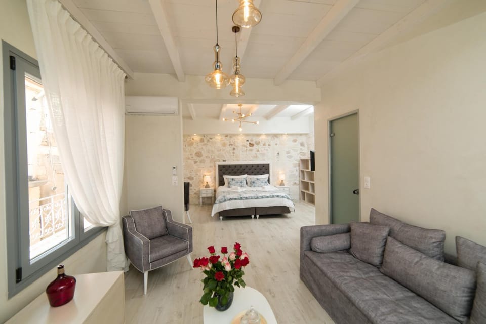 Bed, Living room, Photo of the whole room, Seating area, Bedroom