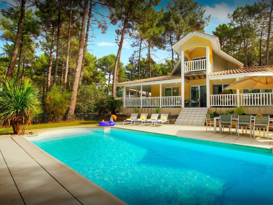Property building, Day, Natural landscape, Summer, Garden, Garden view, Swimming pool