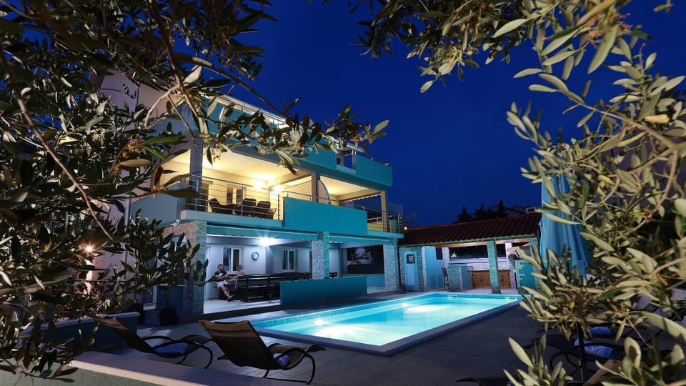 Property building, Pool view, Swimming pool