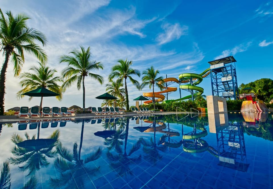 Day, Natural landscape, View (from property/room), Floor plan, Aqua park, Mountain view, Pool view, Swimming pool, sunbed