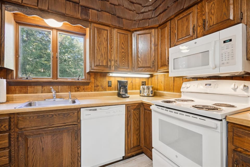 Kitchen or kitchenette, dishwasher, oven, stove