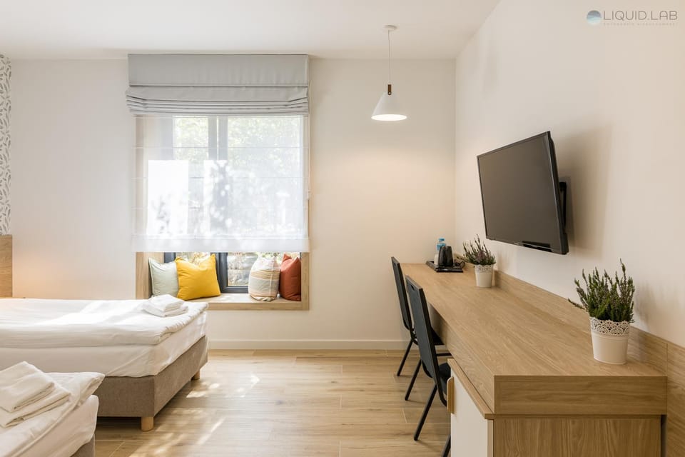 Bed, TV and multimedia, Photo of the whole room, Bedroom, hair dresser, towels