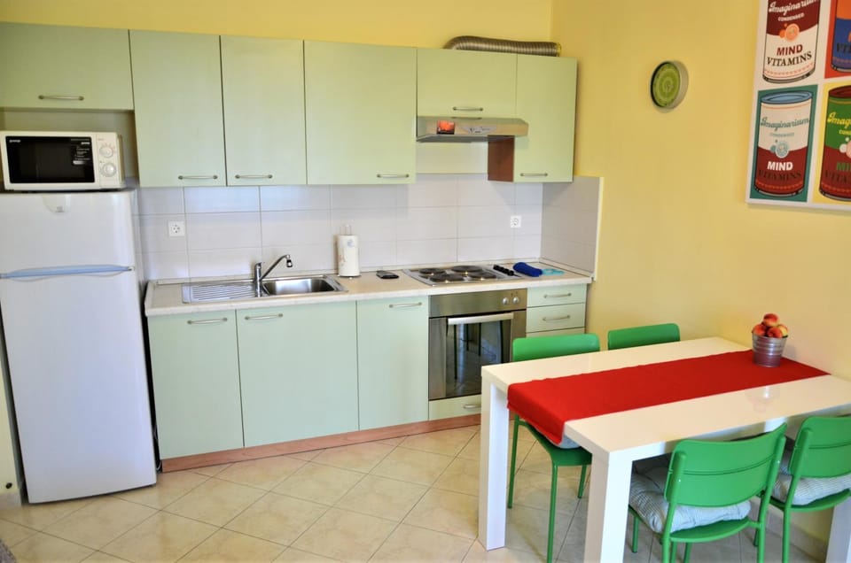 Kitchen or kitchenette, Seating area, Dining area, oven, stove