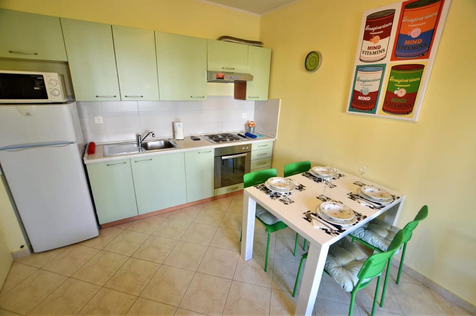 Kitchen or kitchenette, Seating area, Dining area, oven, stove