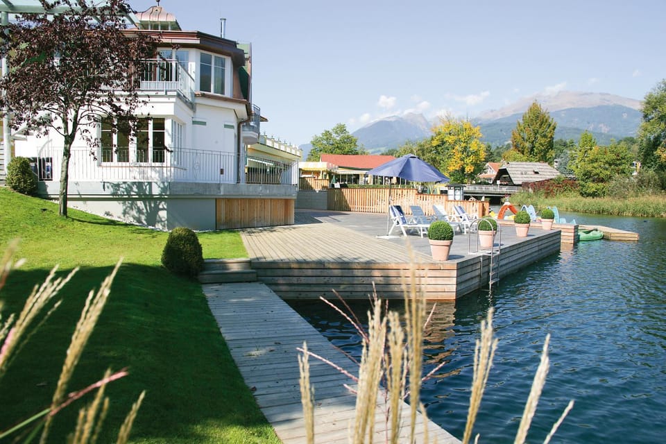 Facade/entrance, Balcony/Terrace, Beach, Lake view