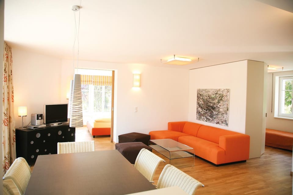 TV and multimedia, Living room, Seating area, Dining area