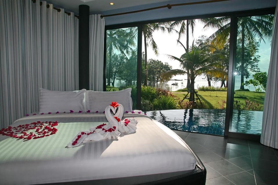 Bedroom, Pool view