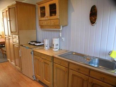 Kitchen or kitchenette, minibar, stove