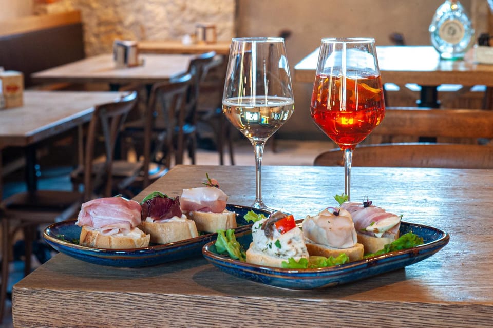 Lounge or bar, Food and drinks, Food