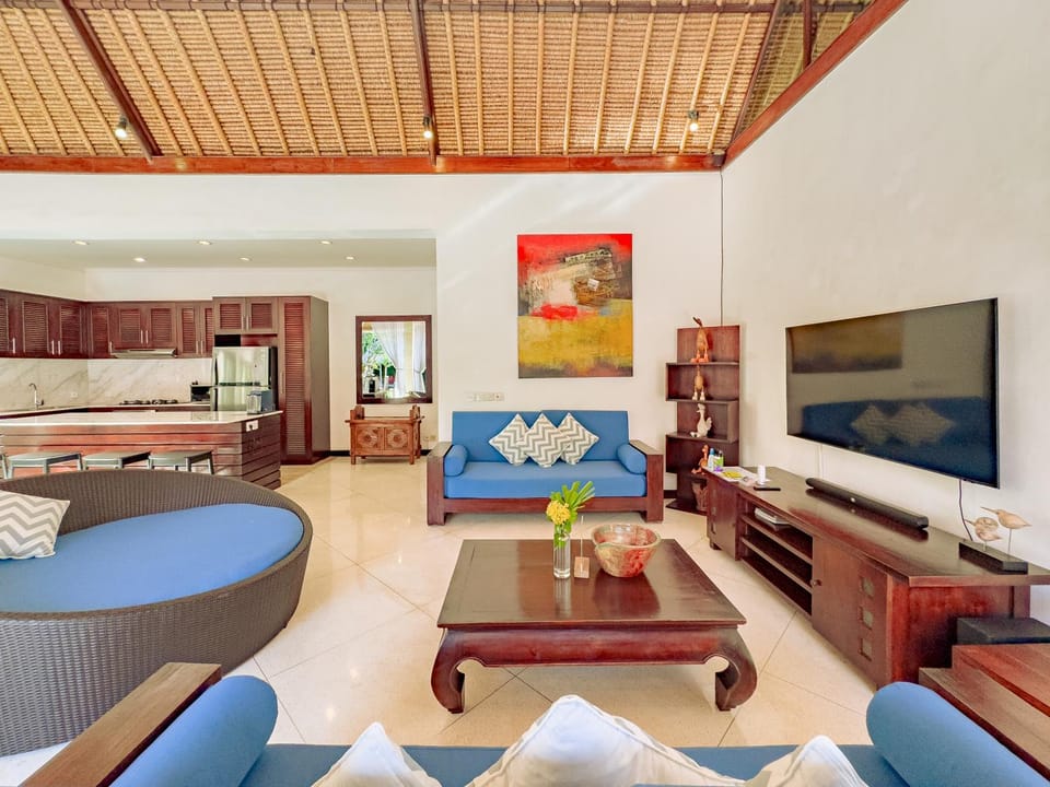 Communal lounge/ TV room, Living room, Seating area, Dining area