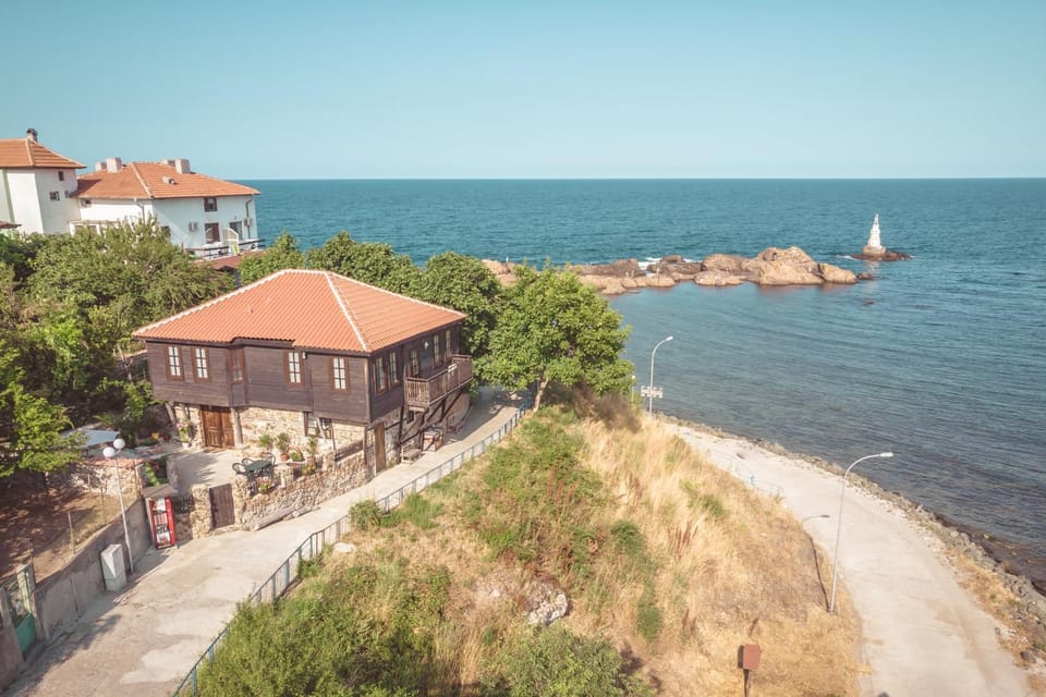 Patio, Nearby landmark, Facade/entrance, Neighbourhood, Natural landscape, Bird's eye view, Summer, Garden, Floor plan, Landmark view, Sea view
