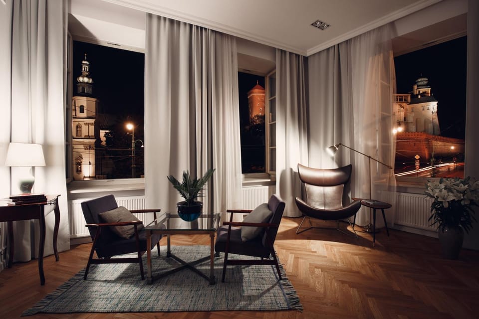 Nearby landmark, Night, Seating area, Bedroom, City view, Landmark view