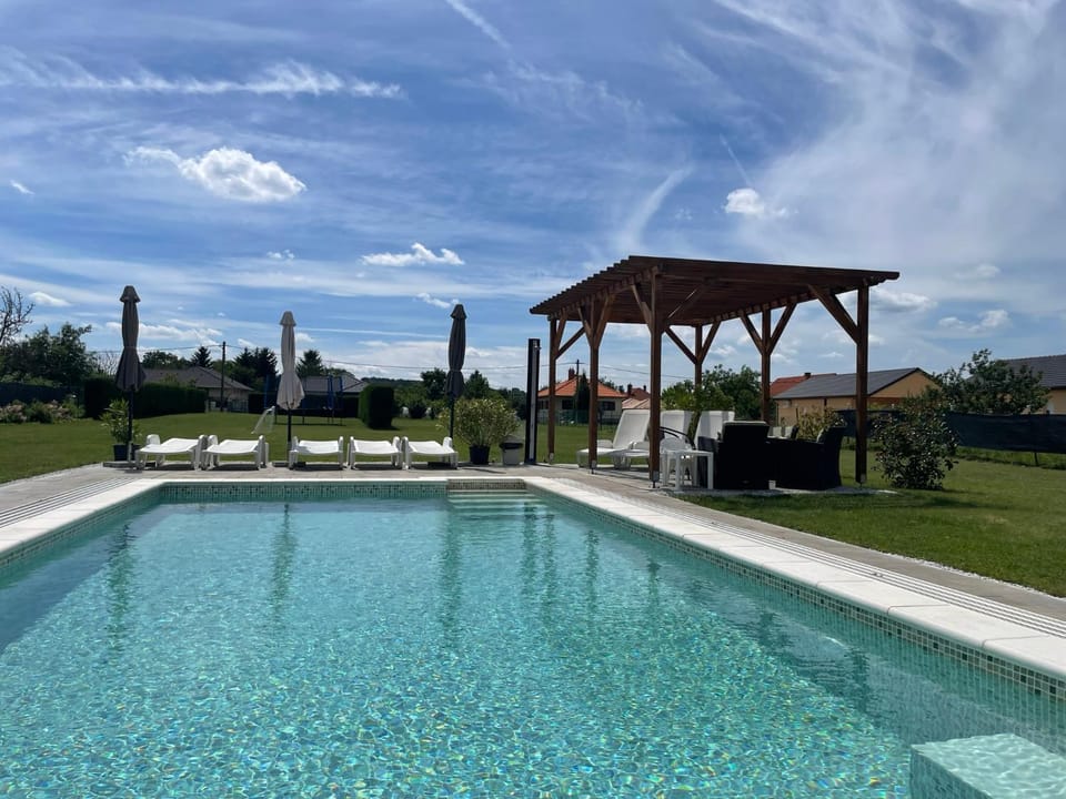 Garden, Swimming pool, sunbed