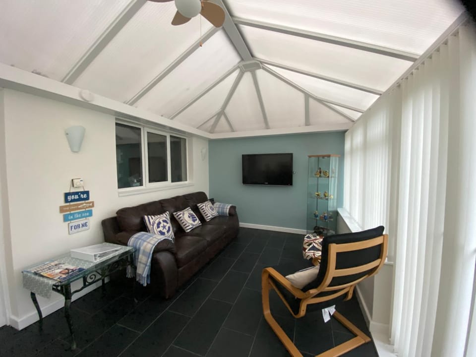 TV and multimedia, Dining area, Garden view