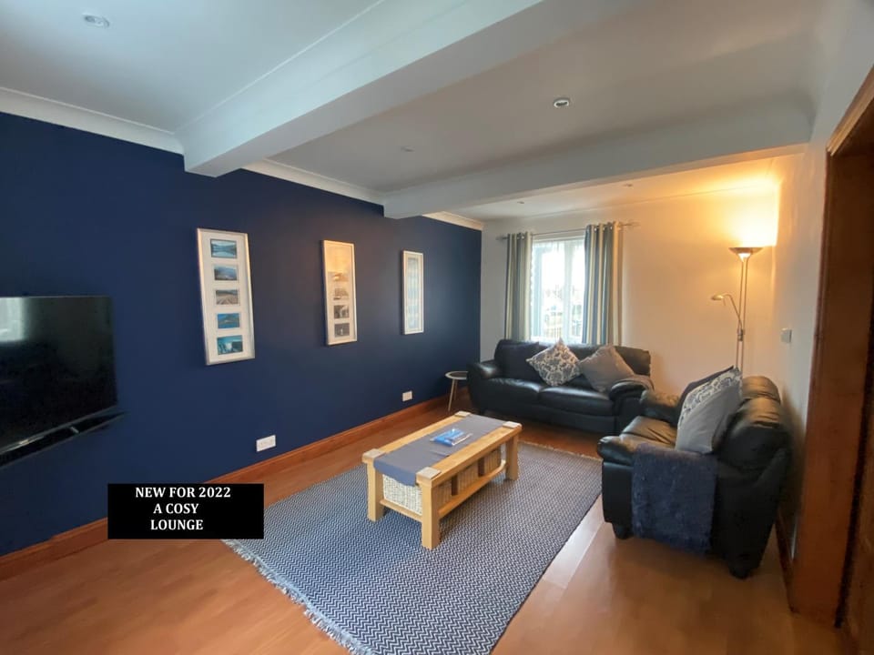 Communal lounge/ TV room, Living room, Garden view, Sea view, Family