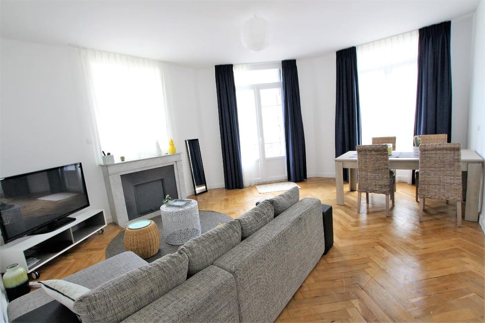 TV and multimedia, Balcony/Terrace, Living room, Decorative detail, Seating area, Dining area