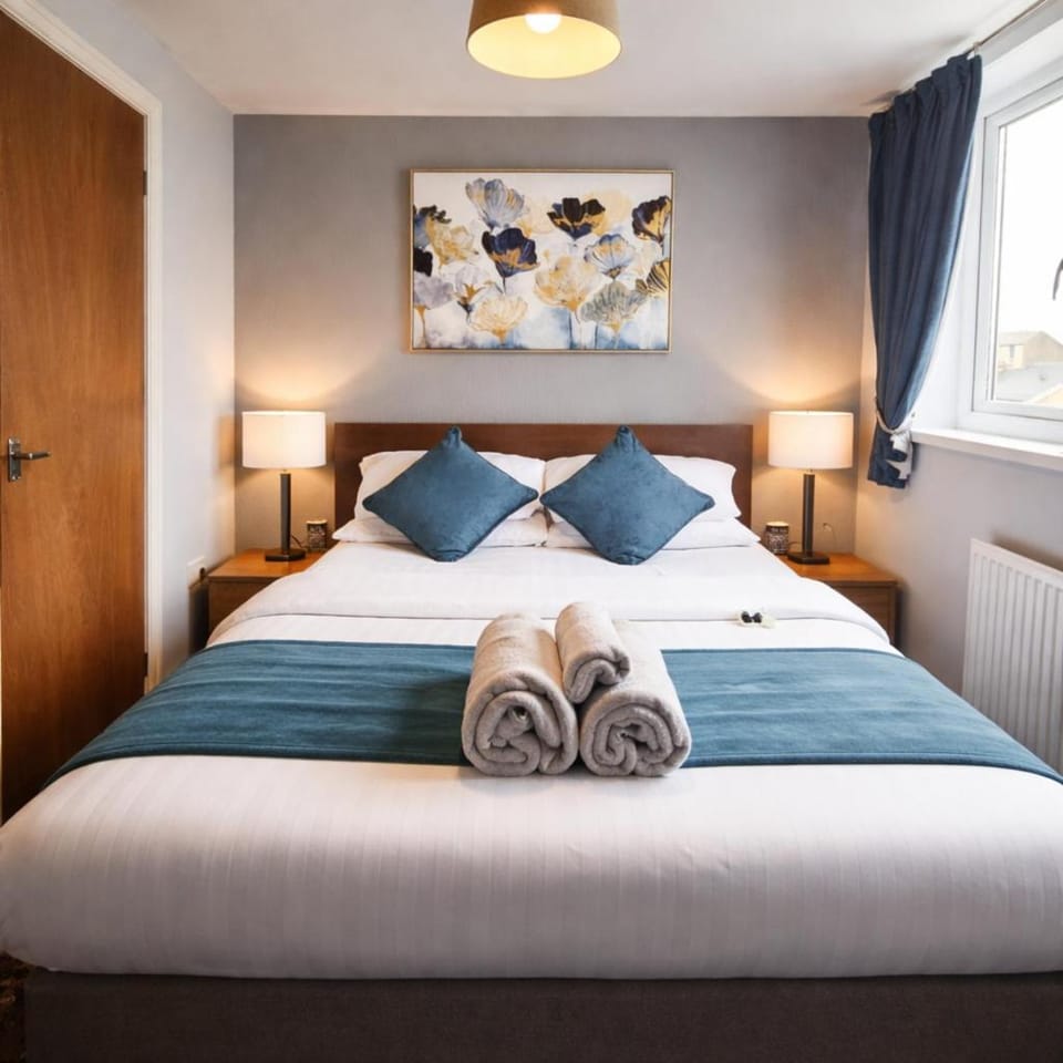 Bed, Bedroom, internet, towels