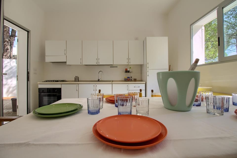 Kitchen or kitchenette, Seating area, Dining area