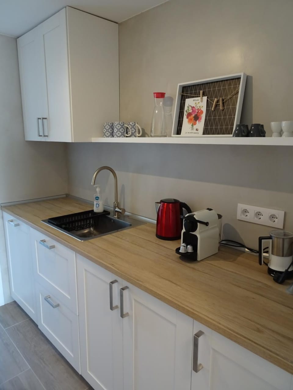 Coffee/tea facilities, Kitchen or kitchenette, stove, toaster