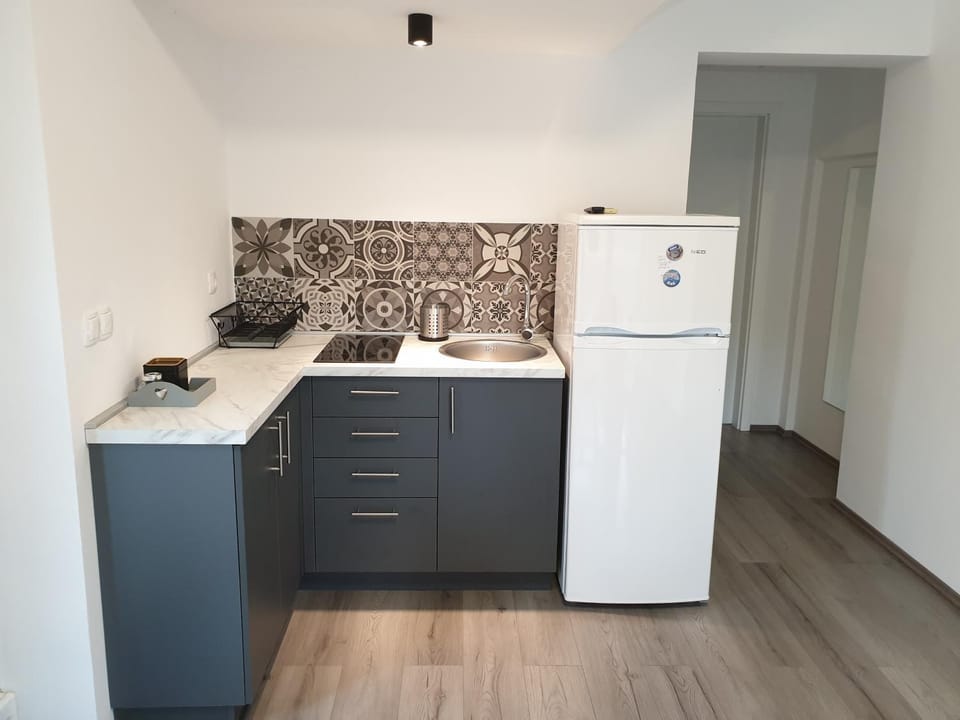 Kitchen or kitchenette, Food and drinks