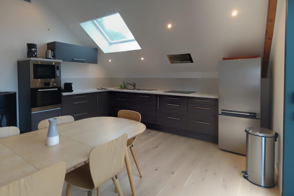 Kitchen or kitchenette, Dining area